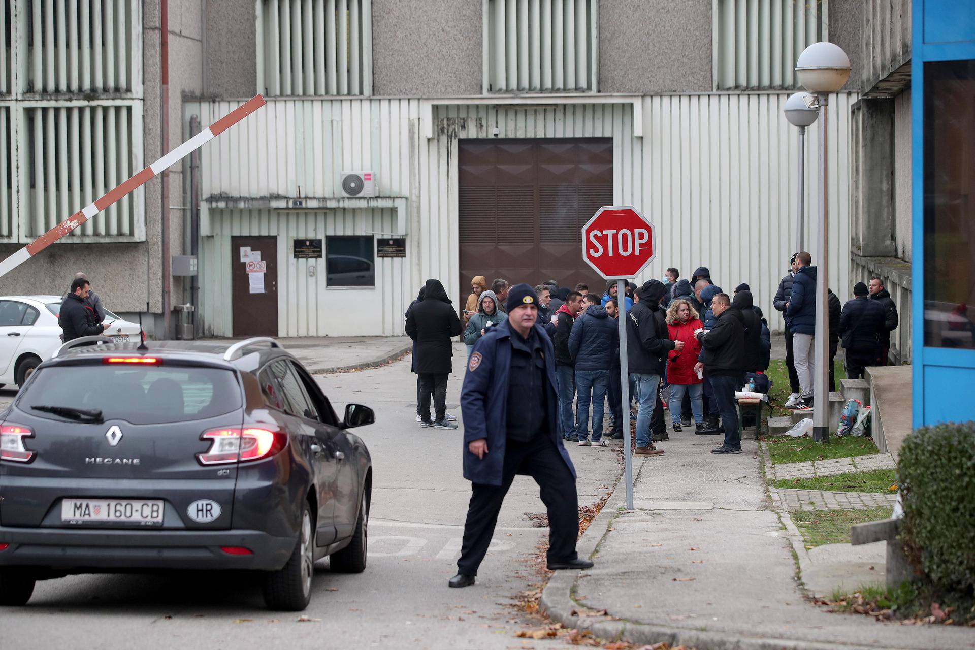 Prosvjed ispred zatvora u Remetincu zbog uvođenja covid potvrda