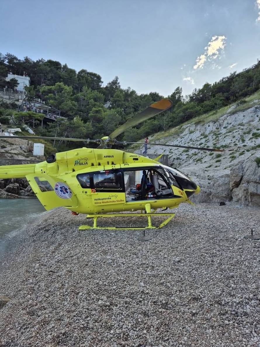 FOTO Helikopter sletio u uvalu Brseču, hitno prevezli turista koji je skakao s visoke stijene