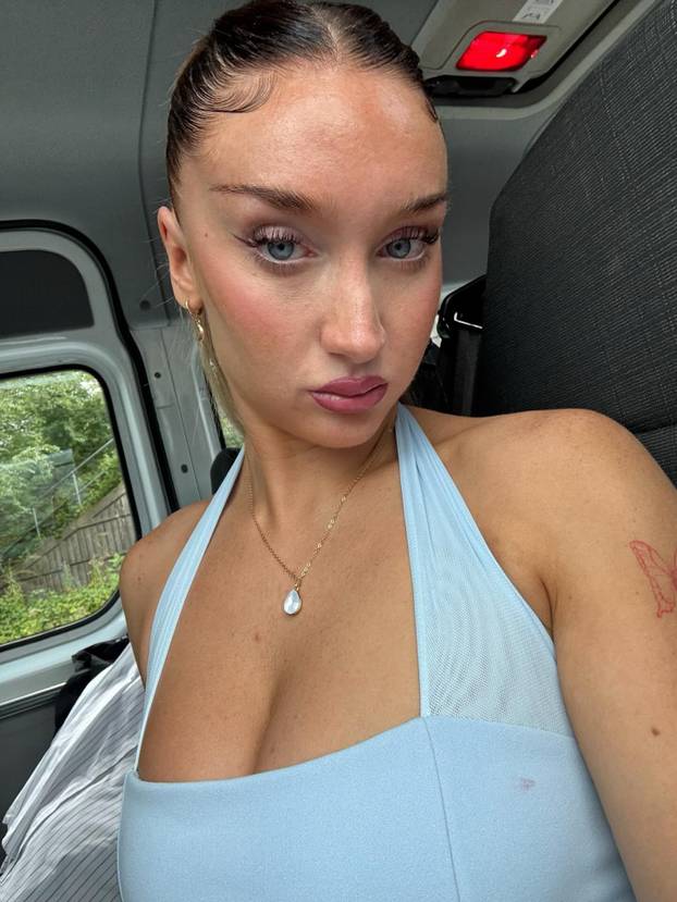 FOTO Bujna kći legende Uniteda provocira oskudnim izdanjima