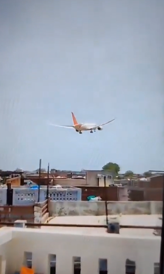 Stravične fotografije s mjesta pada Boeinga u Indiji, brojni vatrogasci bore se s požarima