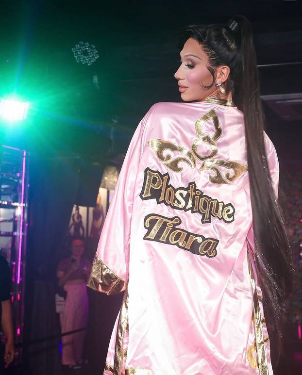 Transformacije ove zanosne ljepotice prate milijuni: Ispod maske se zapravo krije mladić!