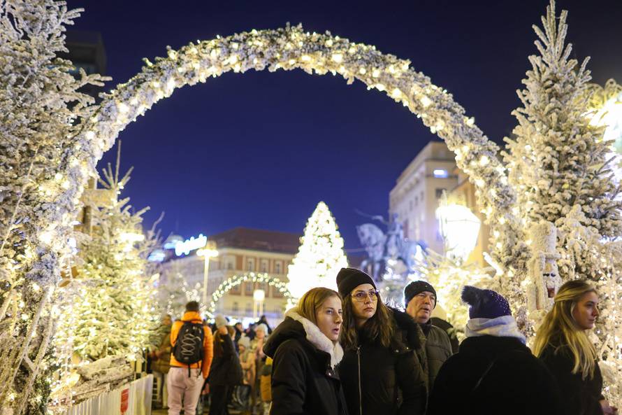 Zagreb: Paljenje prve adventske svije?e