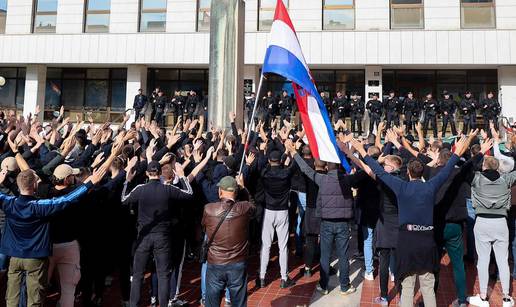 Pogledajte scene pred  sudom i što je sve Torcida skandirala!