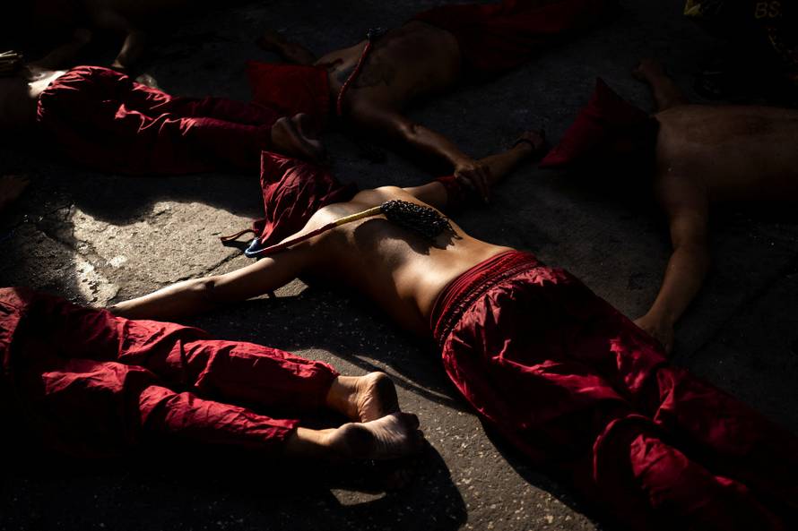 Filipino Catholics perform self-flagellation for Lent