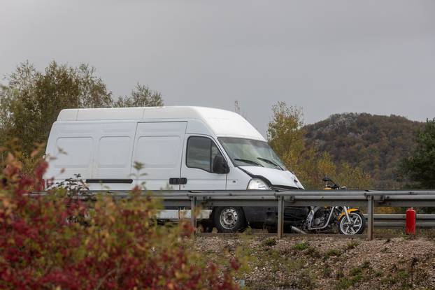 Sudar motocikla i kombija kod Gospića, poginulo dvoje ljudi