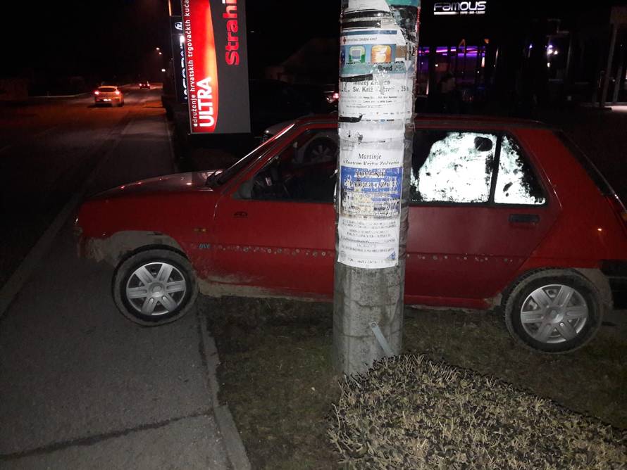 Autom oštetio izlog trgovine pa proletio kroz obližnju živicu