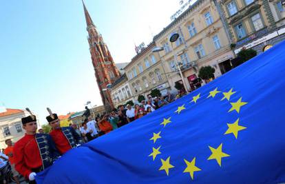 Osijek: Podigli zastave EU-a, Hrvatske, Austrije, Mađarske