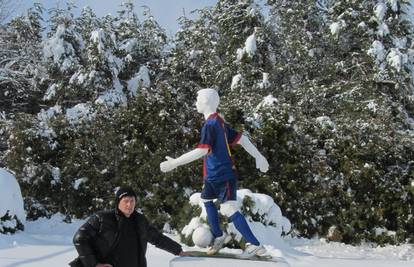 Ledeni Leo Messi: Skulptura od snijega niknula u Lukavcu