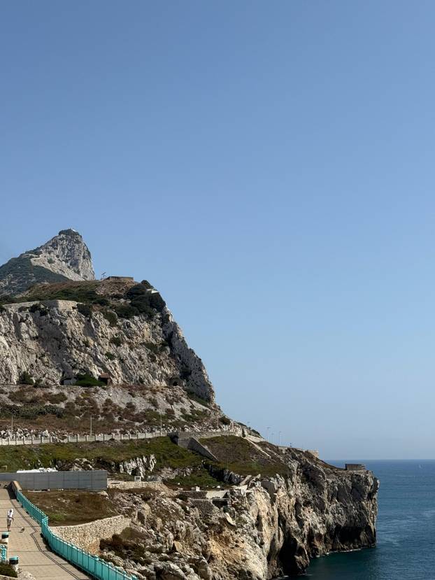 FOTO Majmuni su nam skakali po glavama na Gibraltaru i jeli iz ruke. Mame su pokazale zube