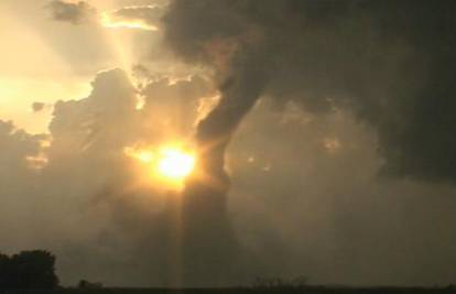 Prekrasan prizor: Snimili kako nastaje veliki tornado