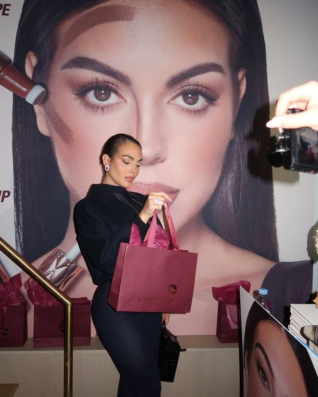 Prsten blistao, dekolte gorio: Ronaldova Georgina očarala na crvenom tepihu u Veneciji...