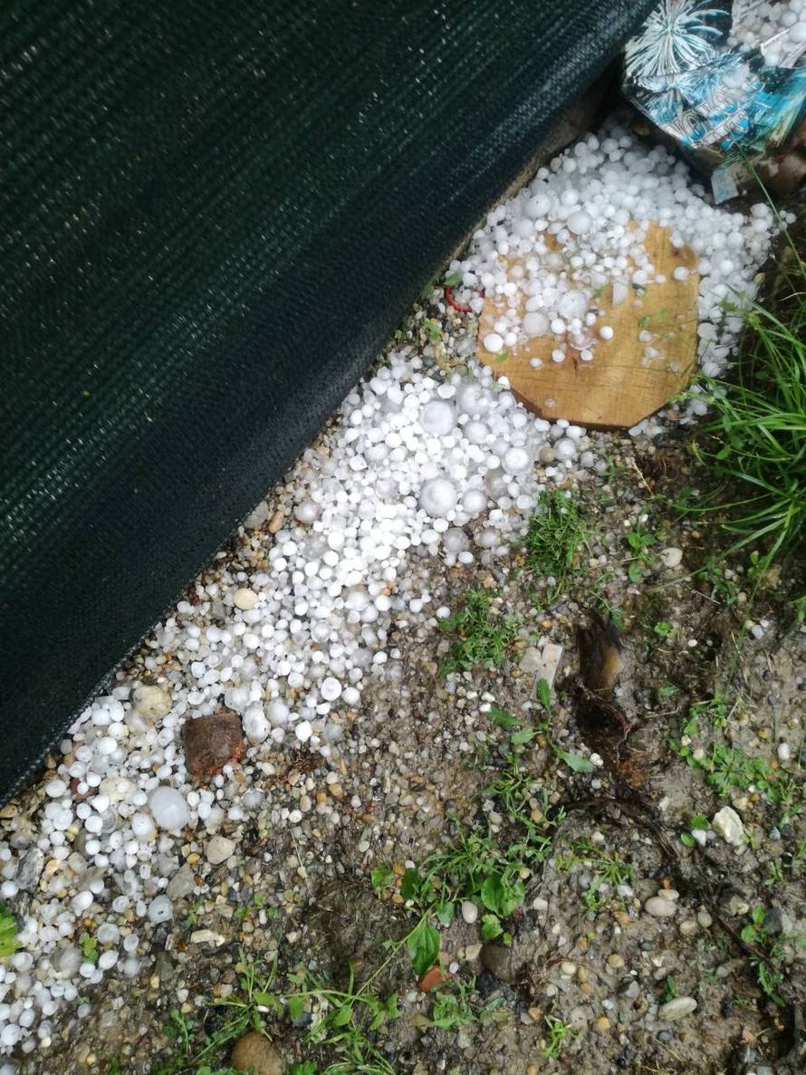 Tuča zasula istočni Zagreb: 'Sve je odzvanjalo po autima'