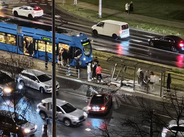 FOTO BMW-om se zabio u tramvajsku stanicu: Hitna odvela ozlijeđene u bolnicu