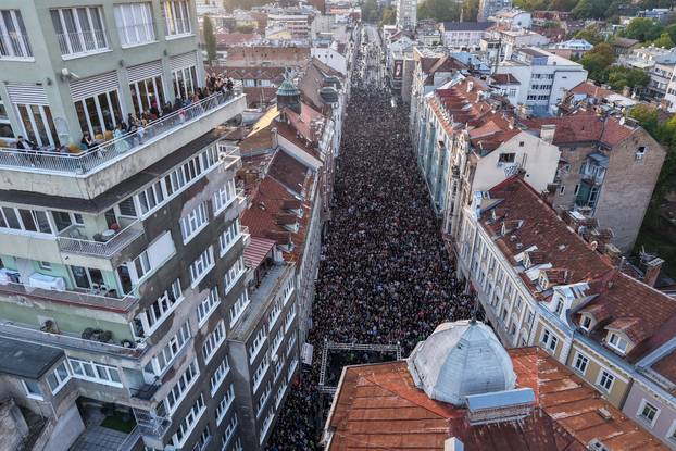 Sarajevo: Pogled iz zraka na okupljanje građana u čast Halidu Bešliću