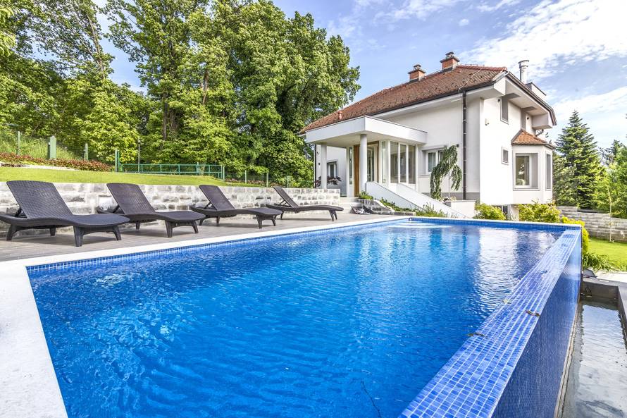 Luksuz u Šestinama: Pogled na grad od kojeg zastaje dah, veliki bazen i blizina šume...