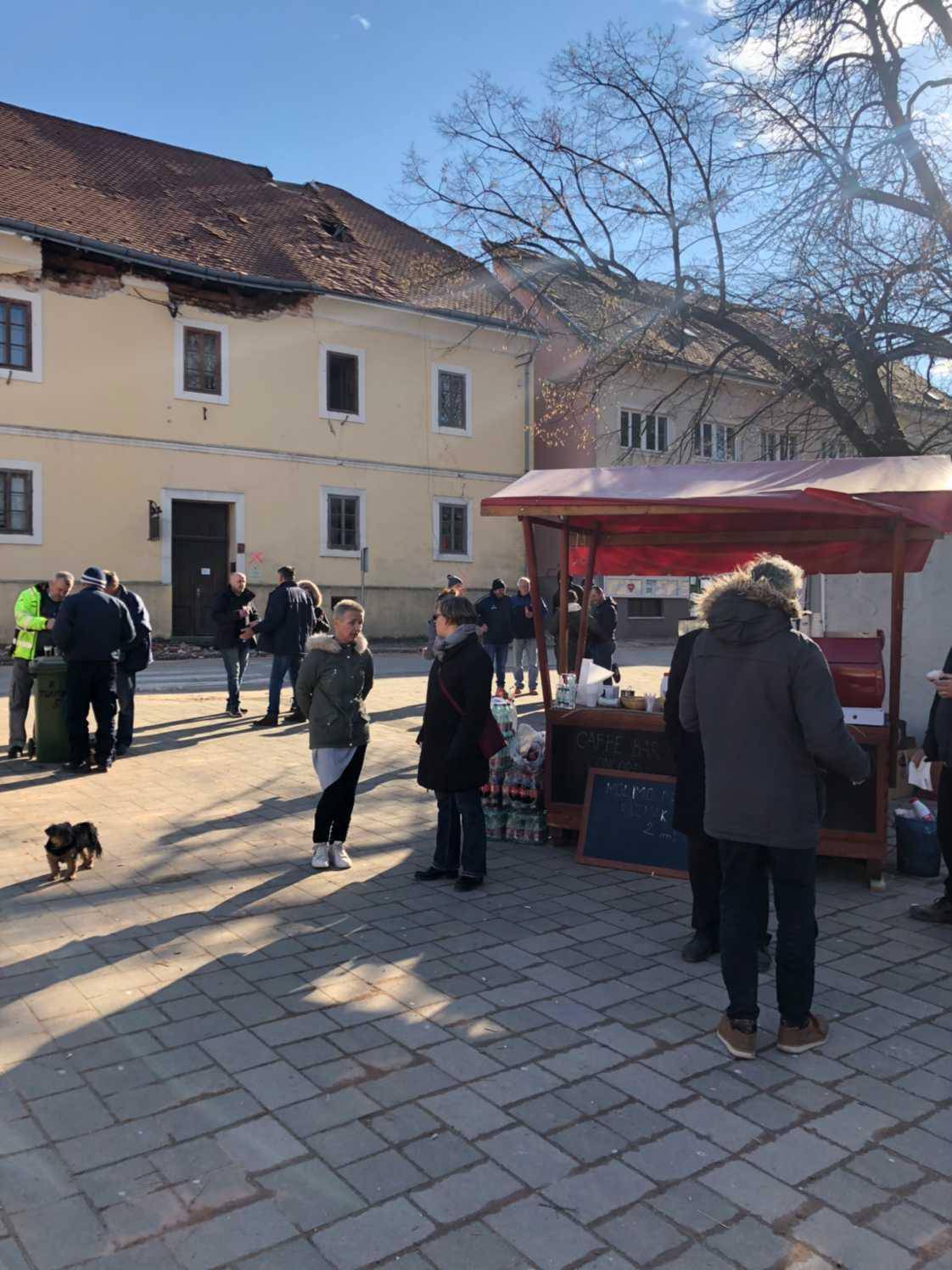 Kafić mu je potpuno srušen u potresu, a on dijeli kavu za van: 'Ima je za sve, kakvu god želite'