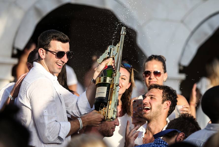 Razuzdana zabava na Hvaru: Gole grudi i potoci šampanjca