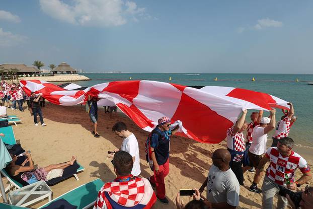 KATAR 2022 Hrvatski navijači po zadnji put razvukli najveću zastavu ispred hotela Vatrenih
