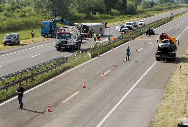 U sudaru autobusa i auta na A3 dvije osobe poginule, više ozlijeđenih