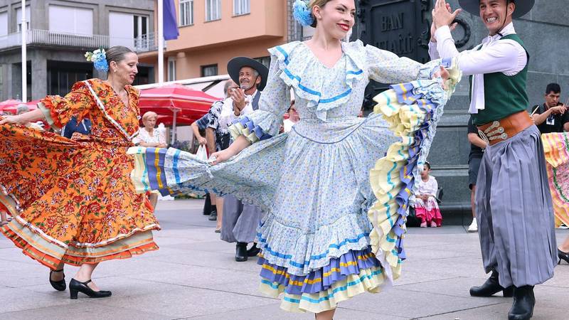 FOTO Kakav prizor u centru Zagreba! Folkloraši zaplesali na Trgu, prolaznici im se pridružili