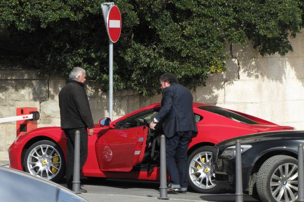 Split: Kerumov Ferrari 599 GTB mami pogled parkiran ispred zgrade Banovine 