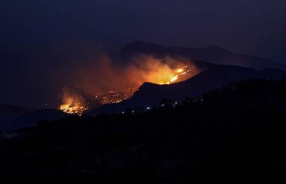 Vjetar ponovno rasplamsao požar na Kreti:  Vatrogasci su morali evakuirati stanovnike...