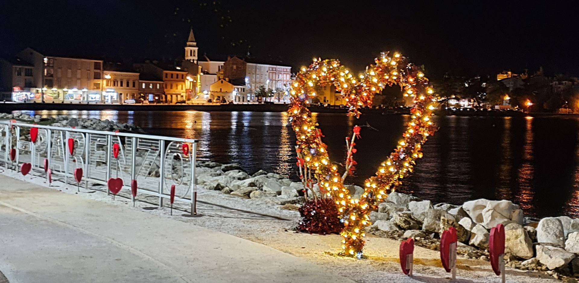 Popularno srce u Peškeri dobilo je sasvim novo ruho, zaljubljeni oduševljeni  za Valentinovo...