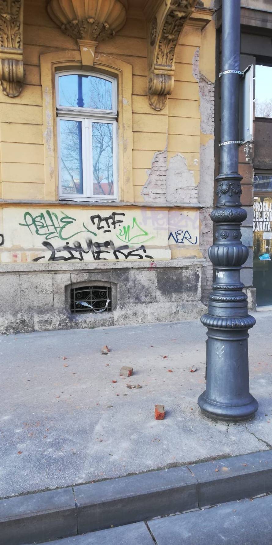 'Otišao sam po gablec, a cigle su samo popadale. Zgrada je u lošem stanju i raspada se'