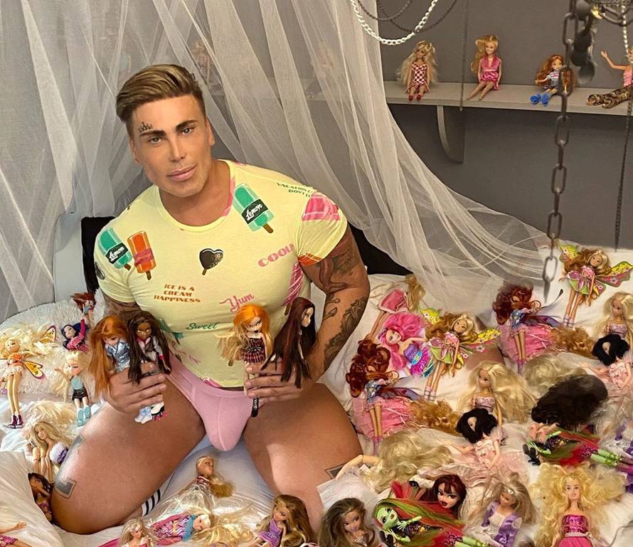 'Imao sam grupni seks i gledao sam druge parove dok to rade'