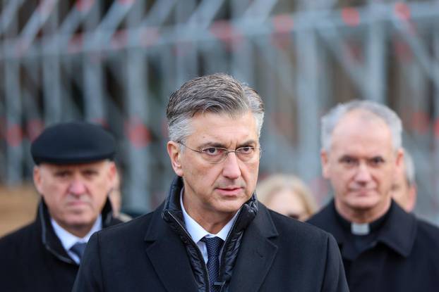 Zagreb: Andrej Plenković i mons. Dražen Kutleša obišli i razgledali obnovljenu unutrašnjost katedrale