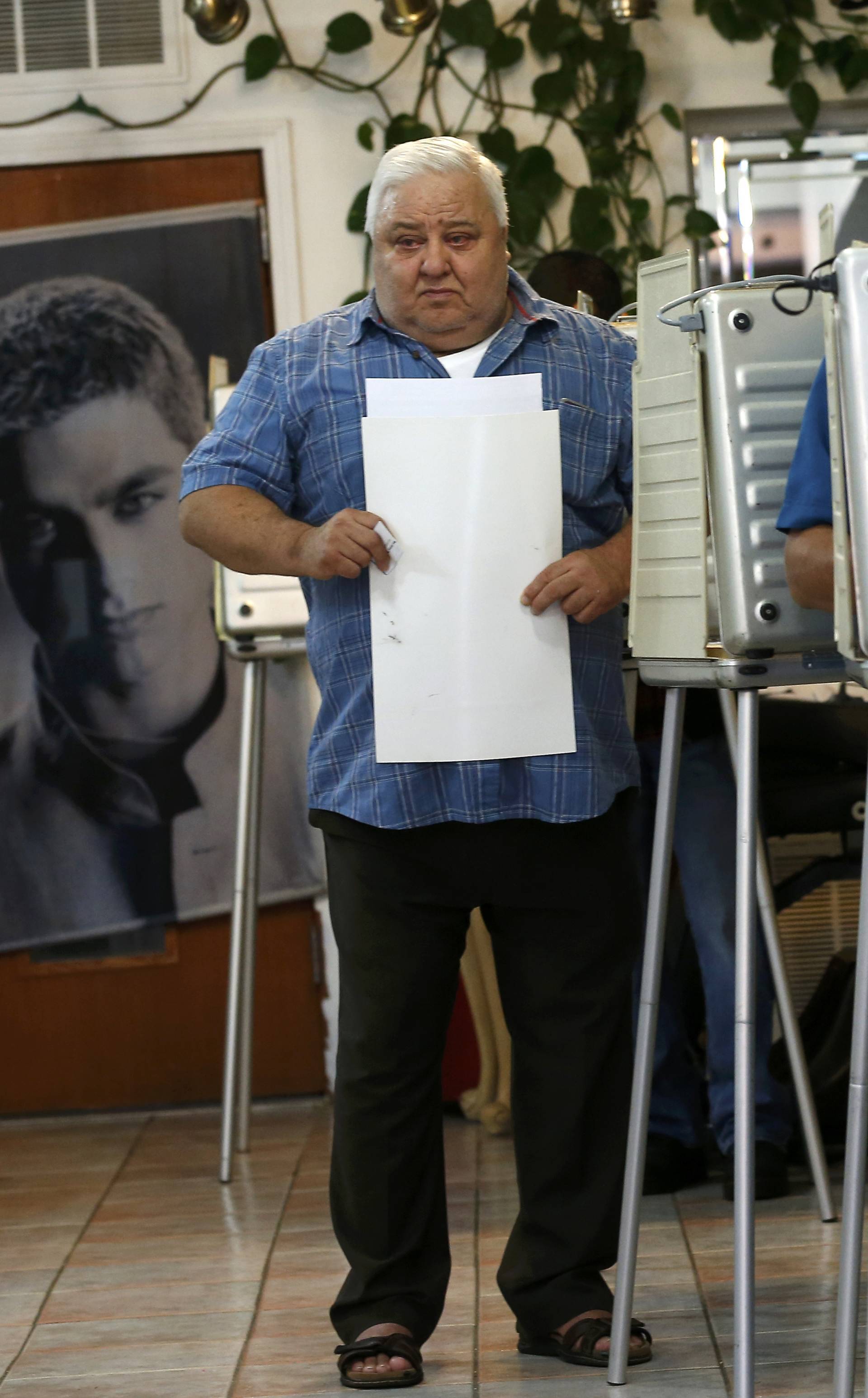 A voter waits to cast his ballot in the U.S. presidential election at Daisy's Hair Studio in Chicago