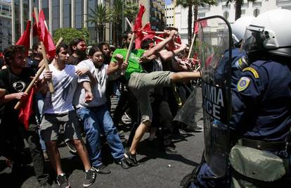 Grčka prihvatila rezove, a sindikati najavljuju borbu