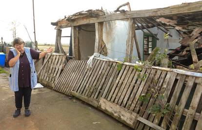 'Susjedova kuća pala mi je u dvorište':  Crjepovi i žbuka su zatrpali kućni prag Ruži (66)