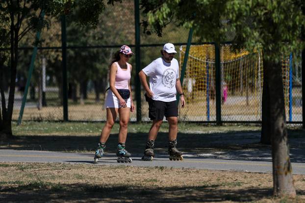 Zagreb: Tek rijetki građani spas od vrućina potražili na Jarunu