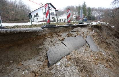 Odron kod Karlovca: Velik dio ceste 'preselio' u rijeku Dobru