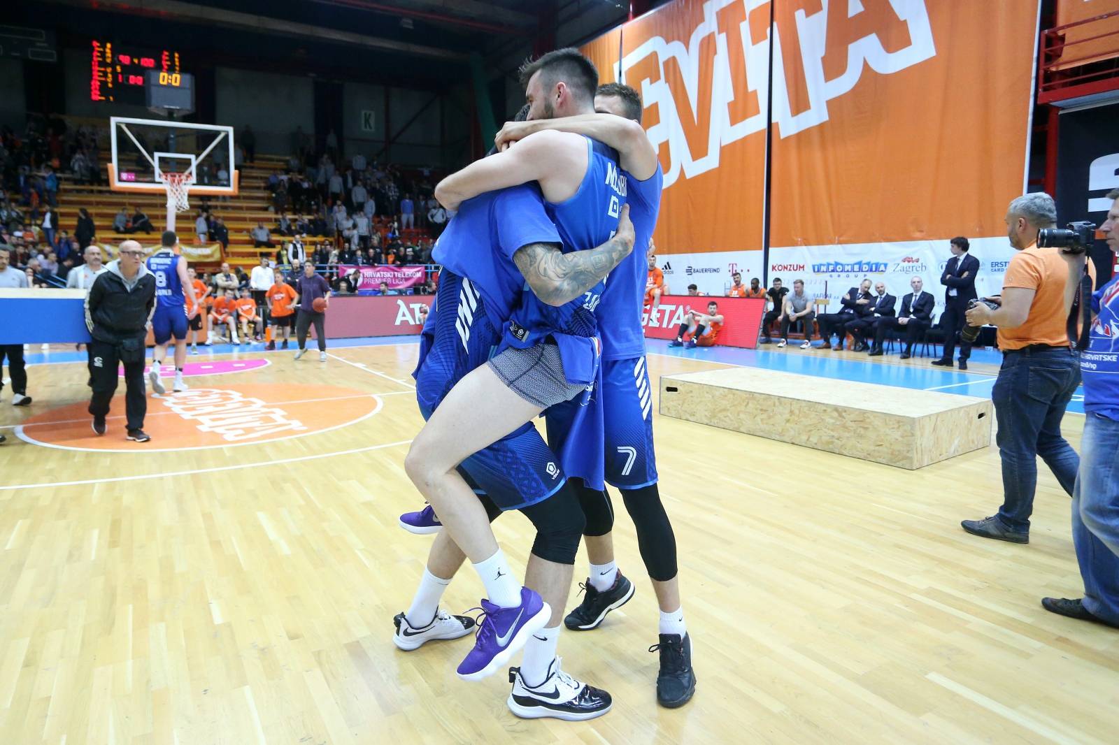 Zagreb: Nakon napetog kraja Cibona ipak postala Prvak Hrvatske