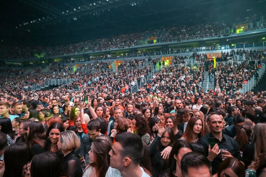 Severina s publikom molila u glas 'Oče naš' i 'Zdravo Marijo'