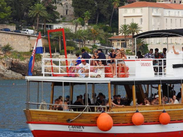 Dubrovnik ljeti, tisuće posjetitelja, ali i bogata ponuda za svakoga