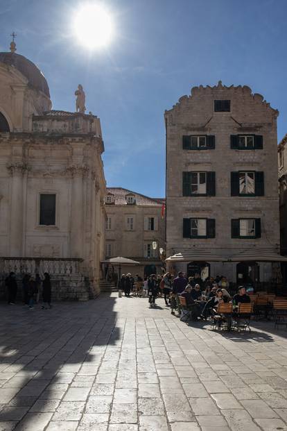 FOTO Sunčano vrijeme je u Dubrovniku izmamilo građane van, a najhrabriji se i kupaju