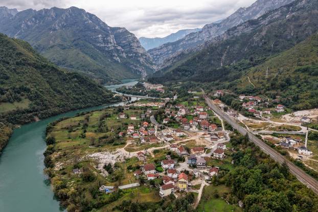 Pogled iz zraka na Donju Jablanicu gdje je prije godinu dana u bujičnim poplavama poginulo 19 osoba
