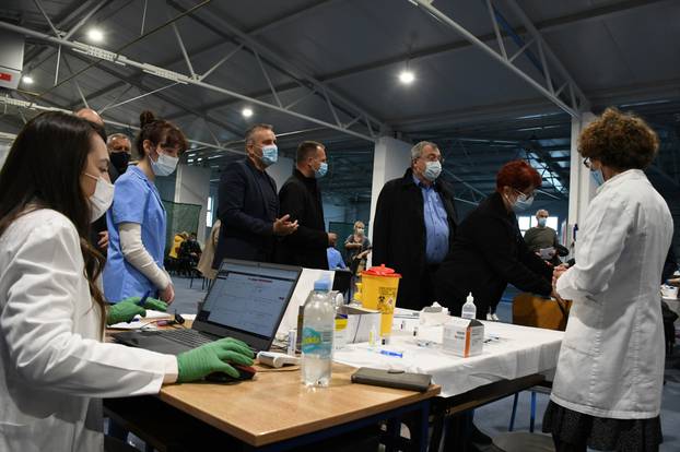 U Virovitici počelo prvo hrvatsko drive-in cijepljenje, stigao i Capak