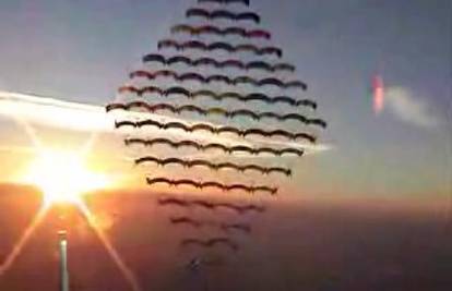 Više od sto padobranaca napravili romb na nebu