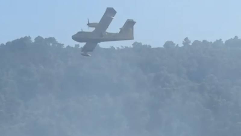 Obsežen požar zajel Šolto, pomagajo tudi kanaderji