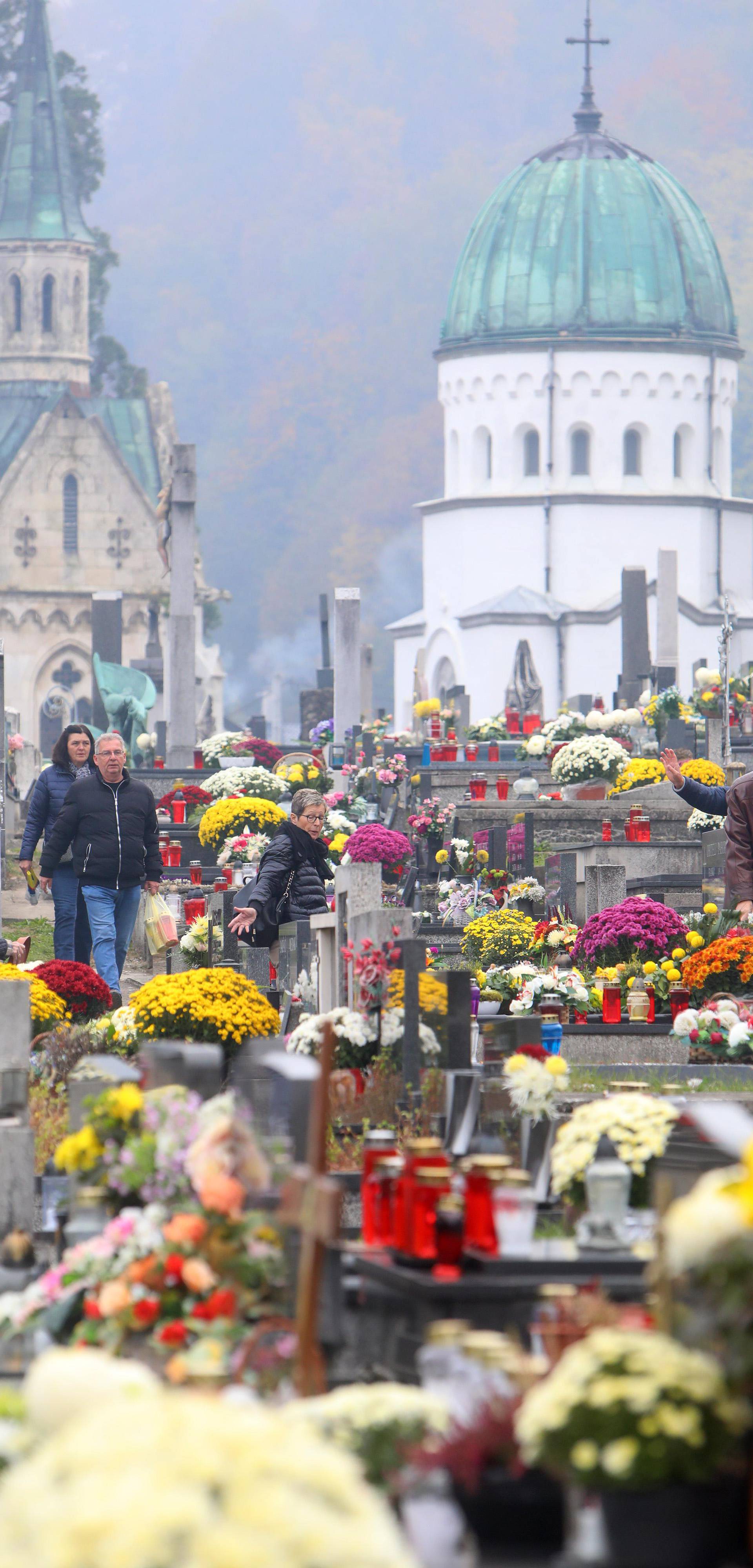 Karlovac: Građani obilaze grobove svojih najmilijih na blagdan Svih svetih