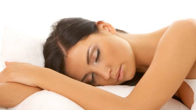 Spriječite ispadanje kose dok spavate: Ne spavajte s repom i prije spavanja ju raspetljajte