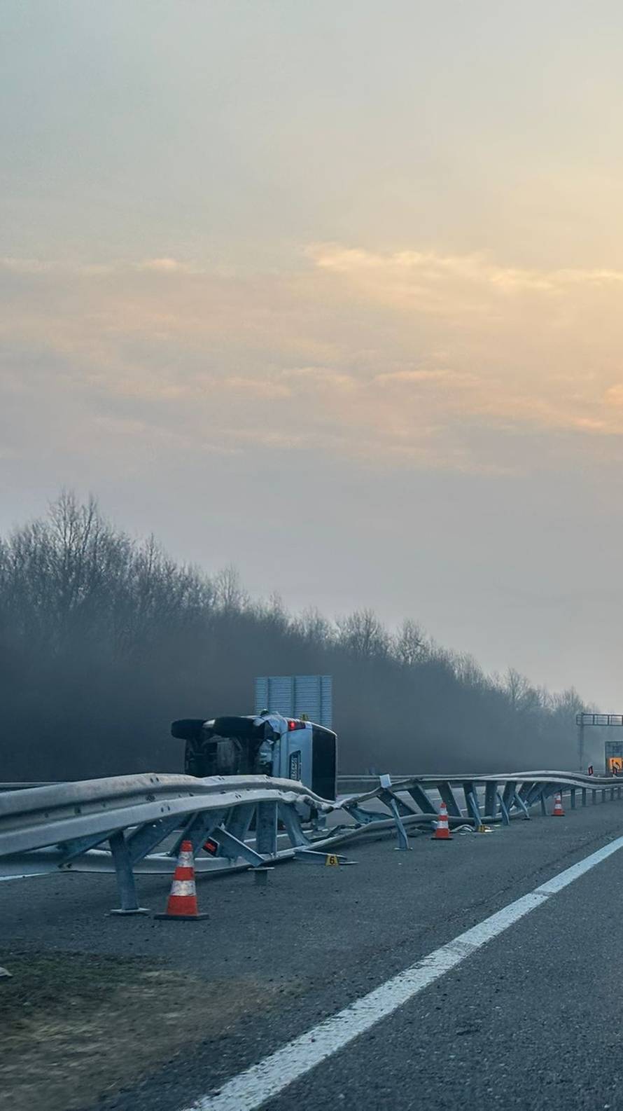 KAOS NA A3 Sudar više auta! Jedan preletio u suprotan smjer