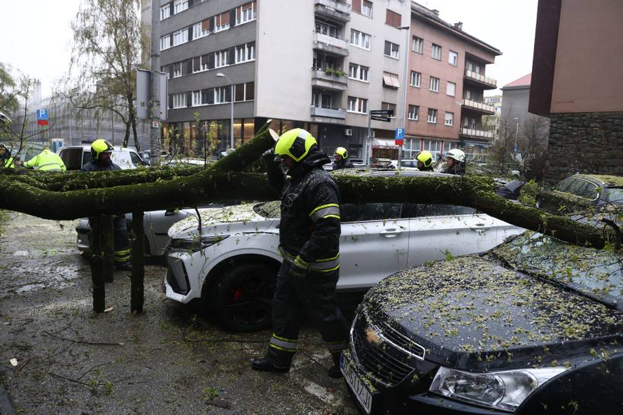 Zagreb:  Nevrijeme i jak vjetar ruše drveće koje pada po automobilima 