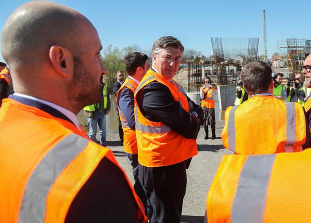 Sisak: Premijer Plenković obišao je gradilište novog mosta preko rijeke Odre