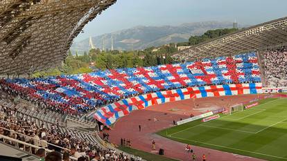 FOTO Navijači Hajduka razvili koreografiju za 74. rođendan: 'Otac ulica, majka Torcida...'