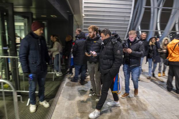 Osijek: Gužva ispred SD Gradski vrt, koncert Thompsona prvi u nizu dvoranskih koncerata.